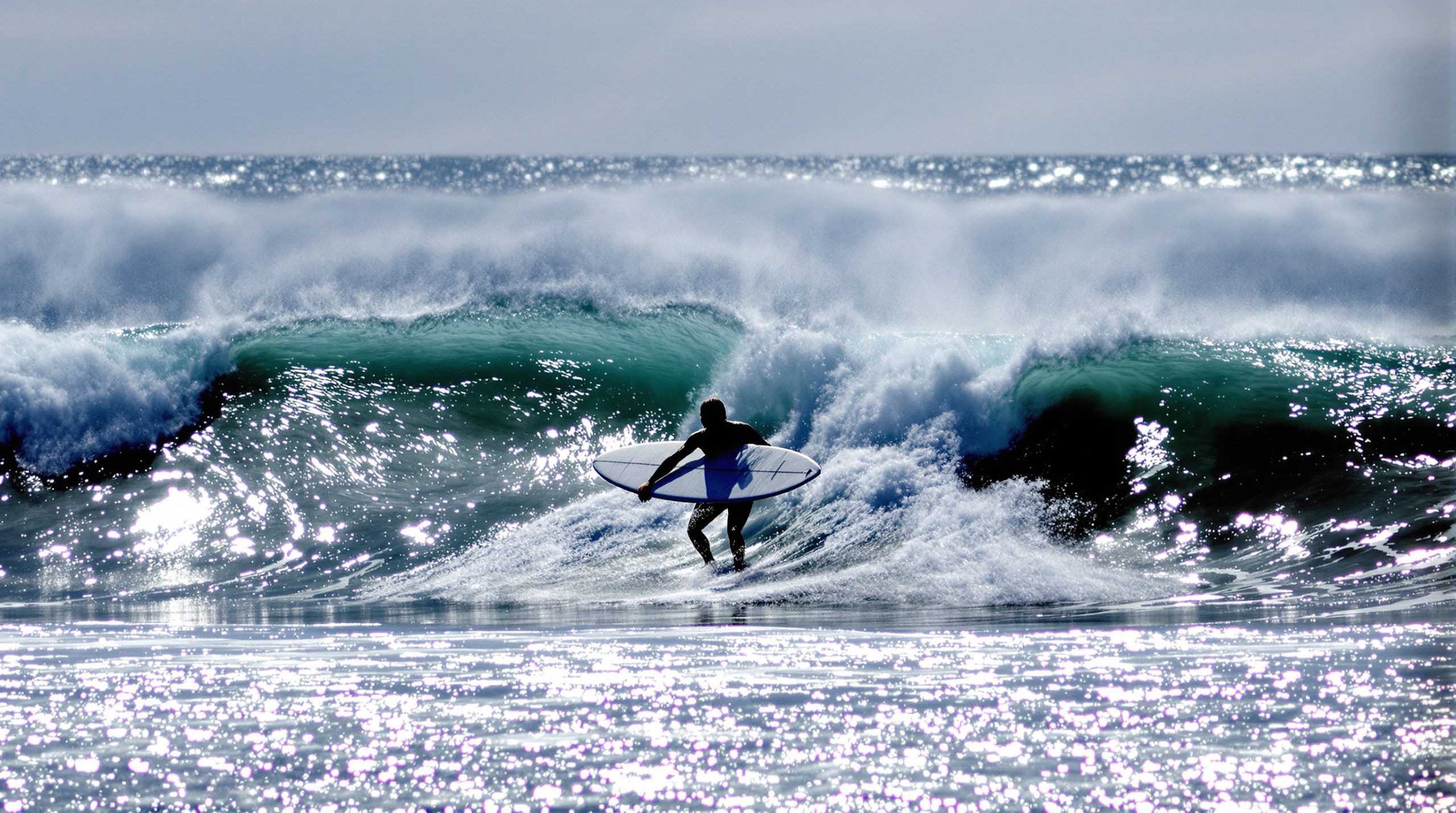 Surfer direction océan Taghazout Bay