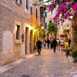 uzes_ruelle_medievale_automne